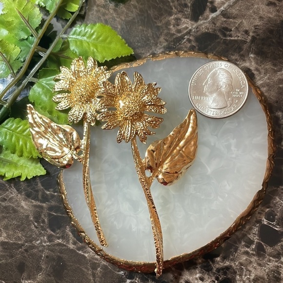 Daisy Flower Gold Earrings - Picture 13 of 16